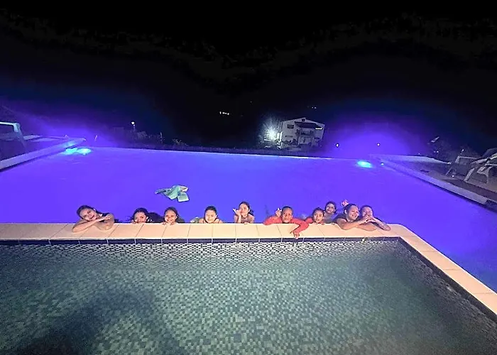 Scia Hills 10 To 15pax
Wifinetflixhbovideokepool Hotel